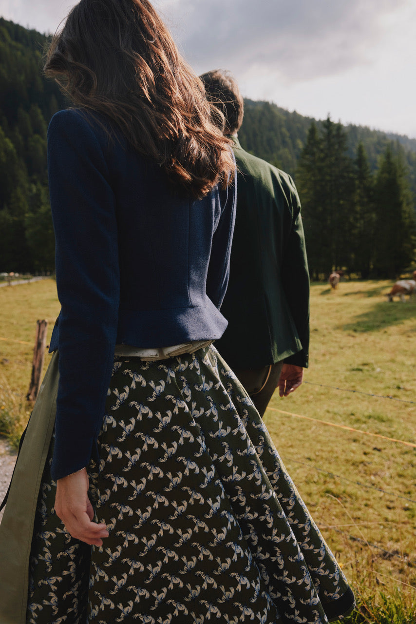 Rock Modell Spitzingsee mit Seidenschürze grün/blau(Vogel-Motiv)