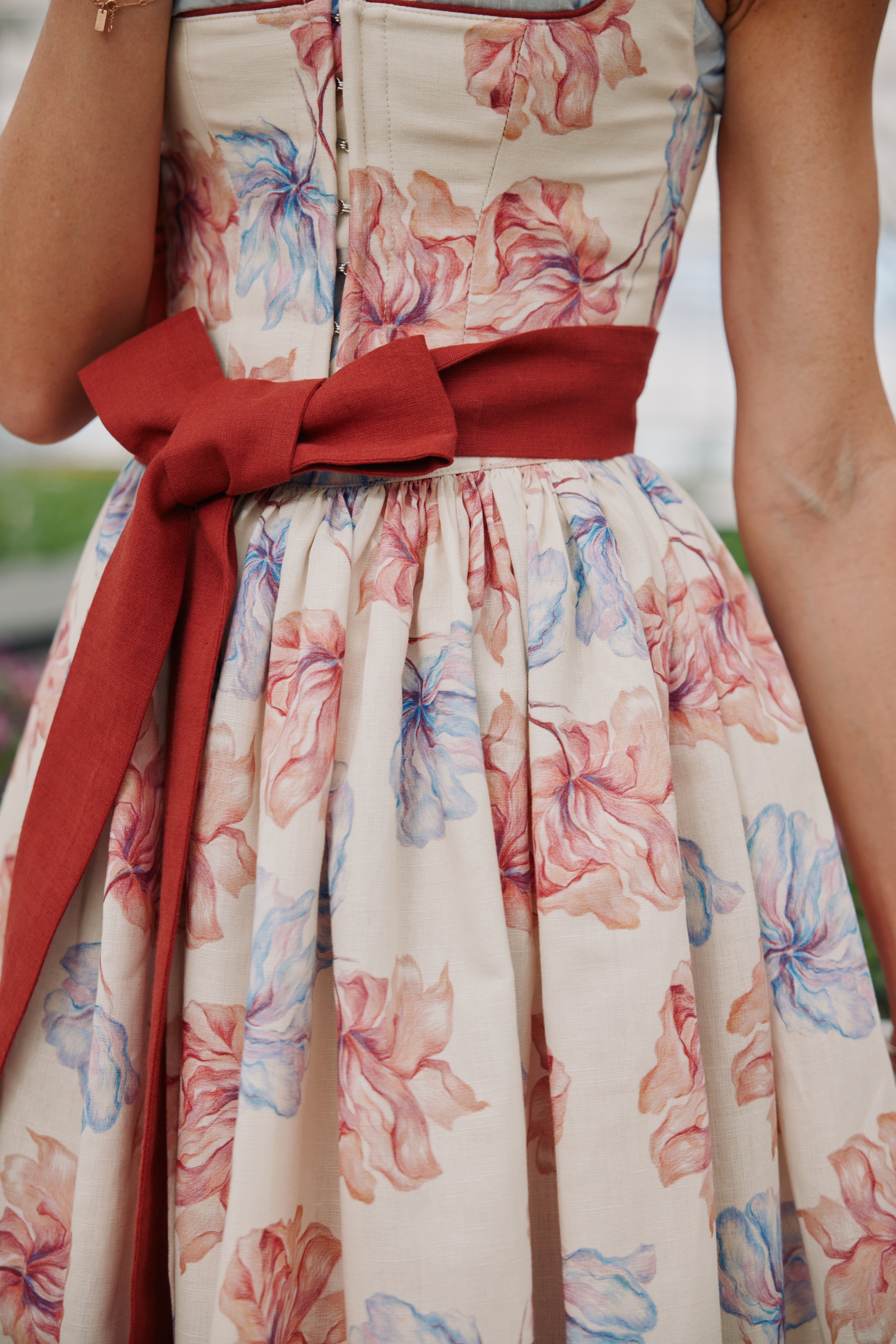 Dirndl Lili, floral gemustert