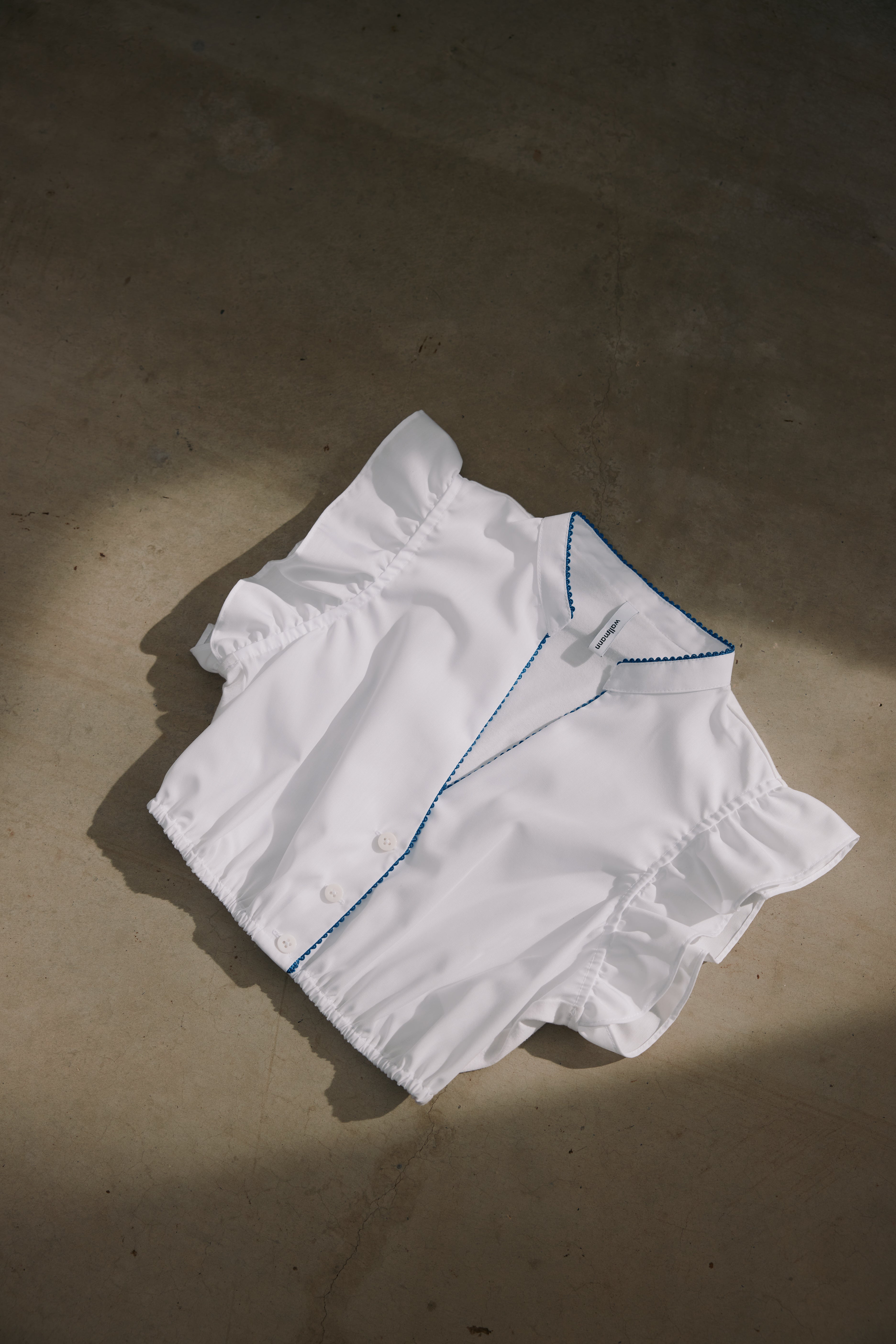 Dirndlbluse Trixi, weiß mit blauem Paspoil (Kopie)