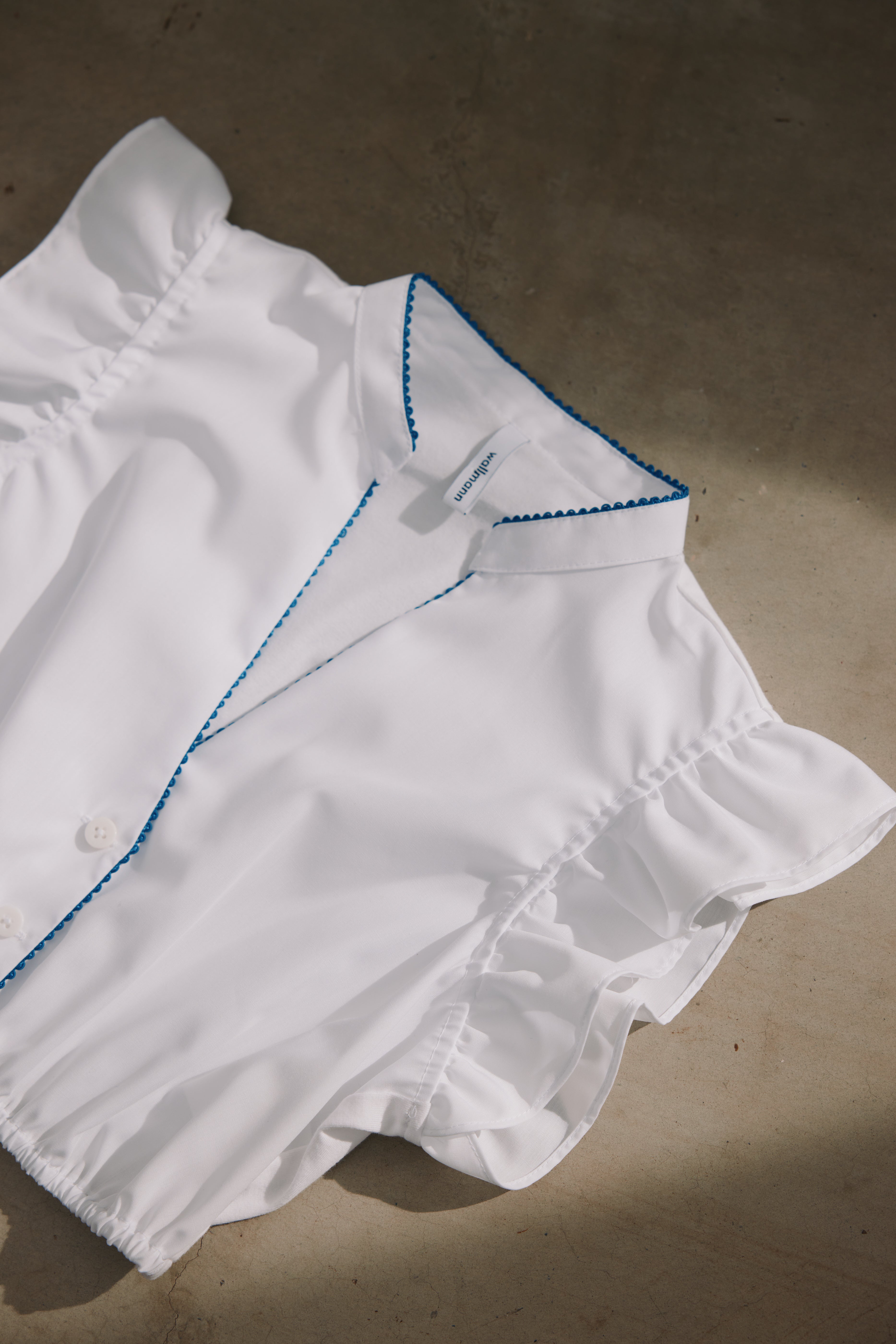 Dirndlbluse Trixi, weiß mit blauem Paspoil (Kopie)