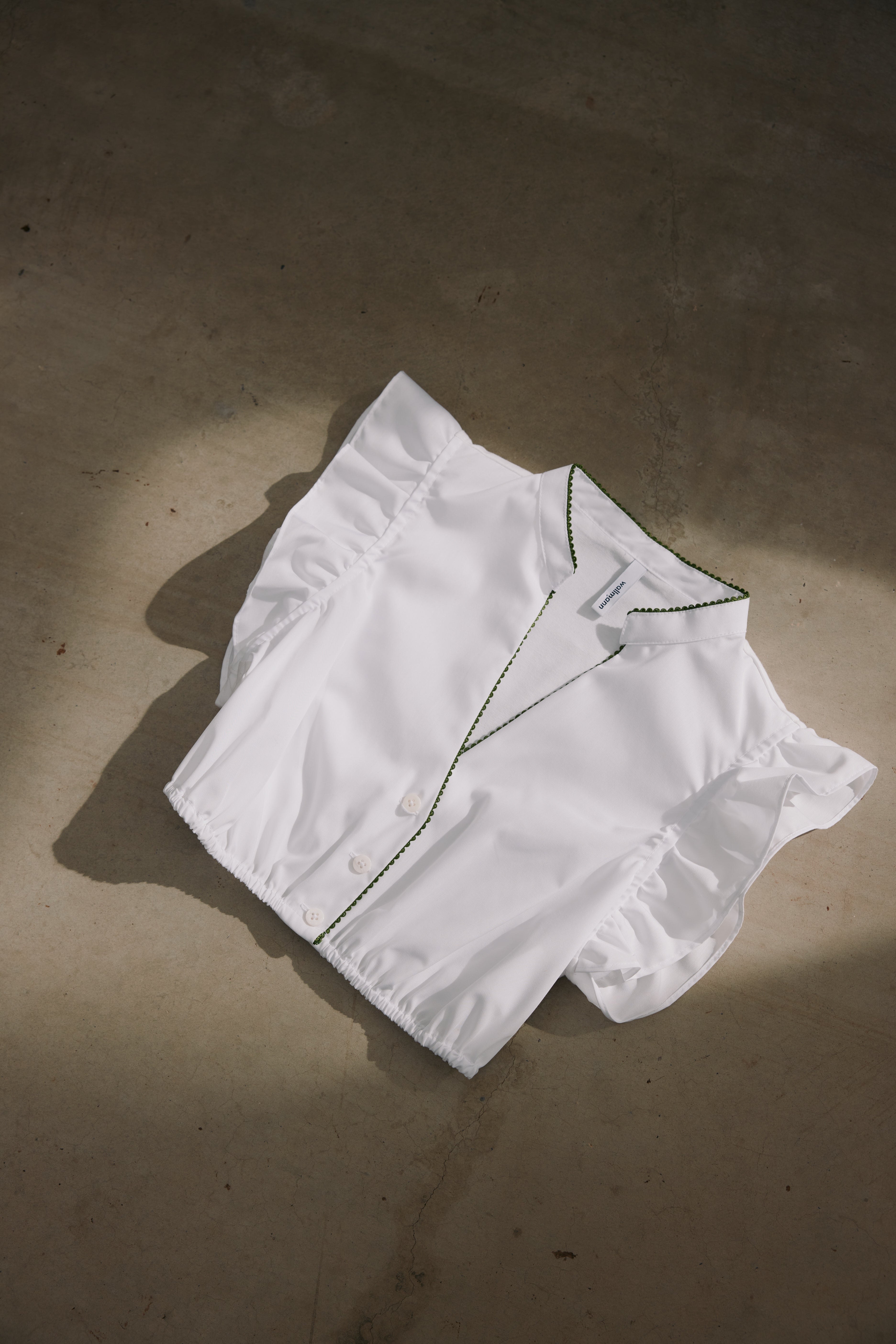 Dirndlbluse Trixi, weiß mit grünem Paspoil