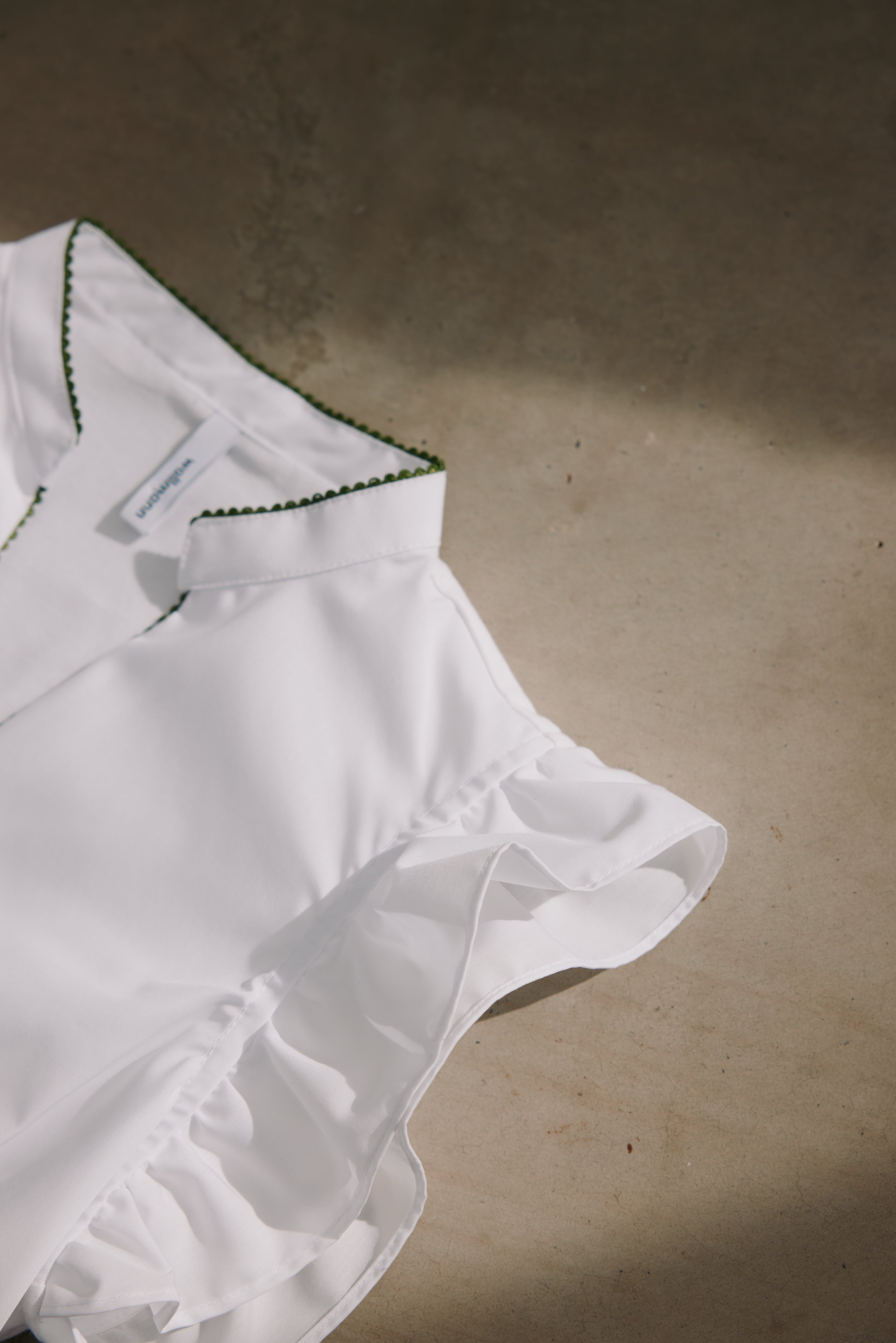 Dirndlbluse Trixi, weiß mit grünem Paspoil