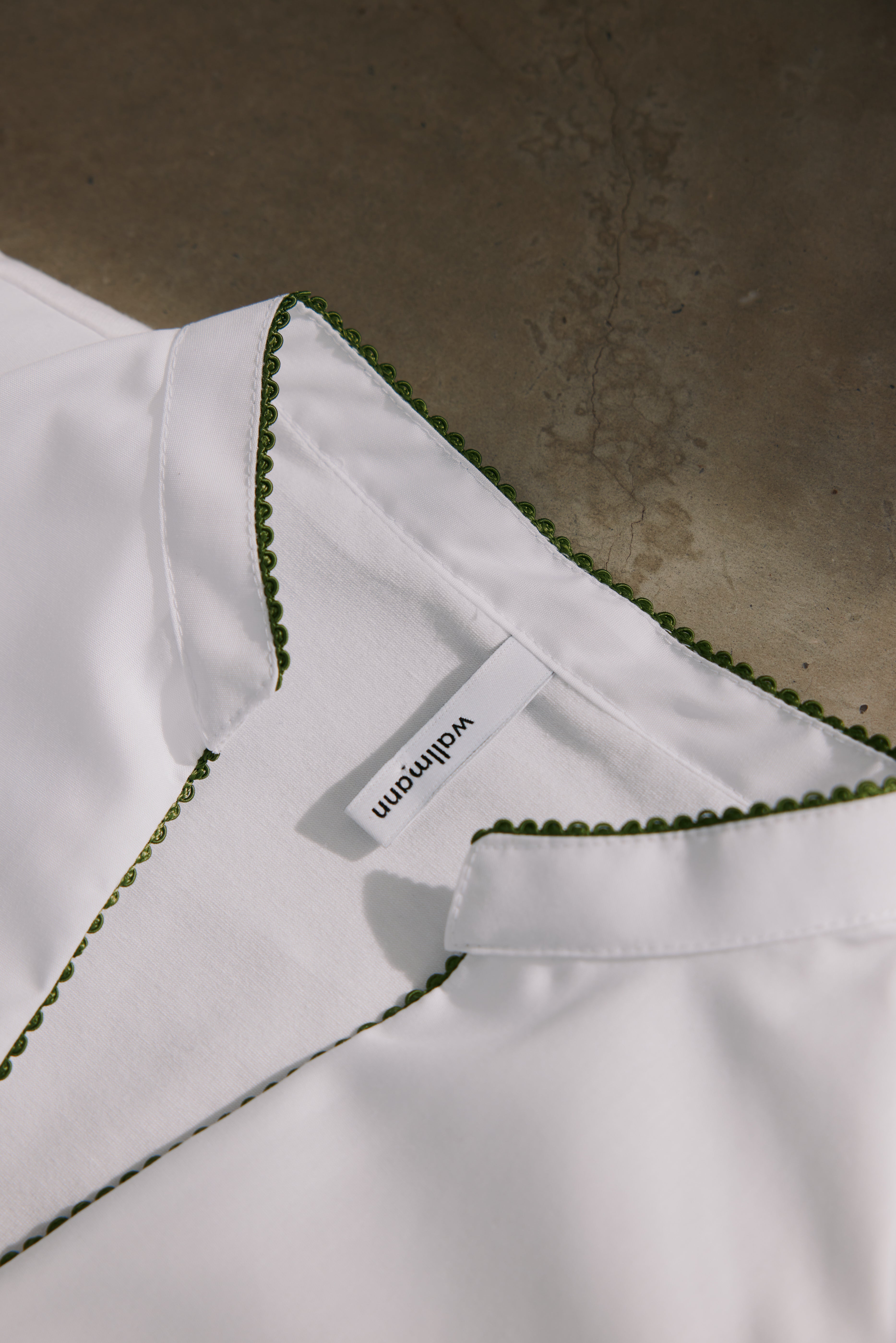 Dirndlbluse Trixi, weiß mit grünem Paspoil