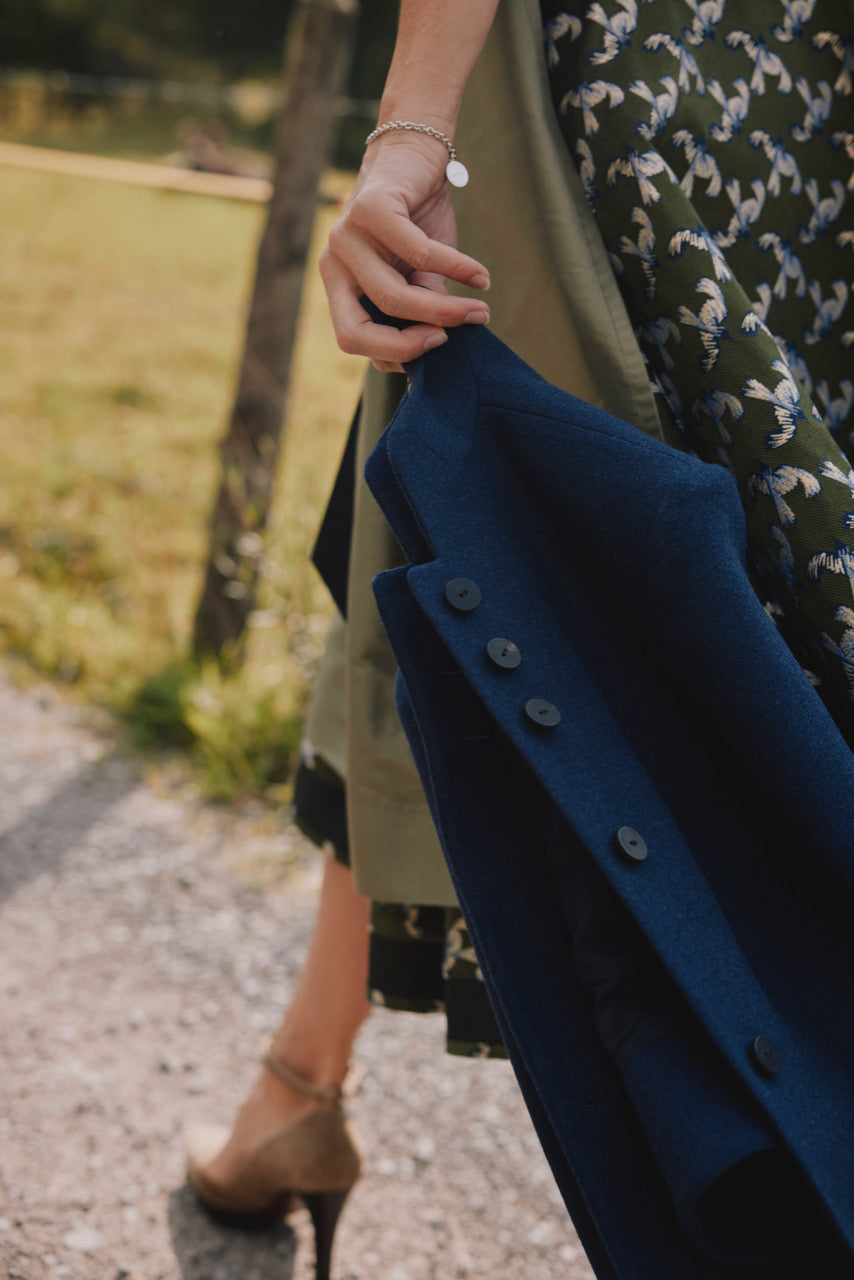 Rock Modell Spitzingsee mit Seidenschürze grün/blau(Vogel-Motiv)