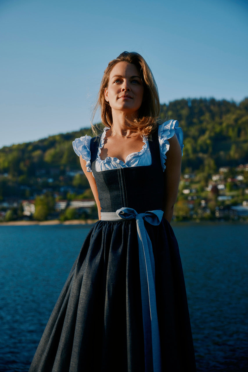 Dirndl Lotte seeblau Bild 4