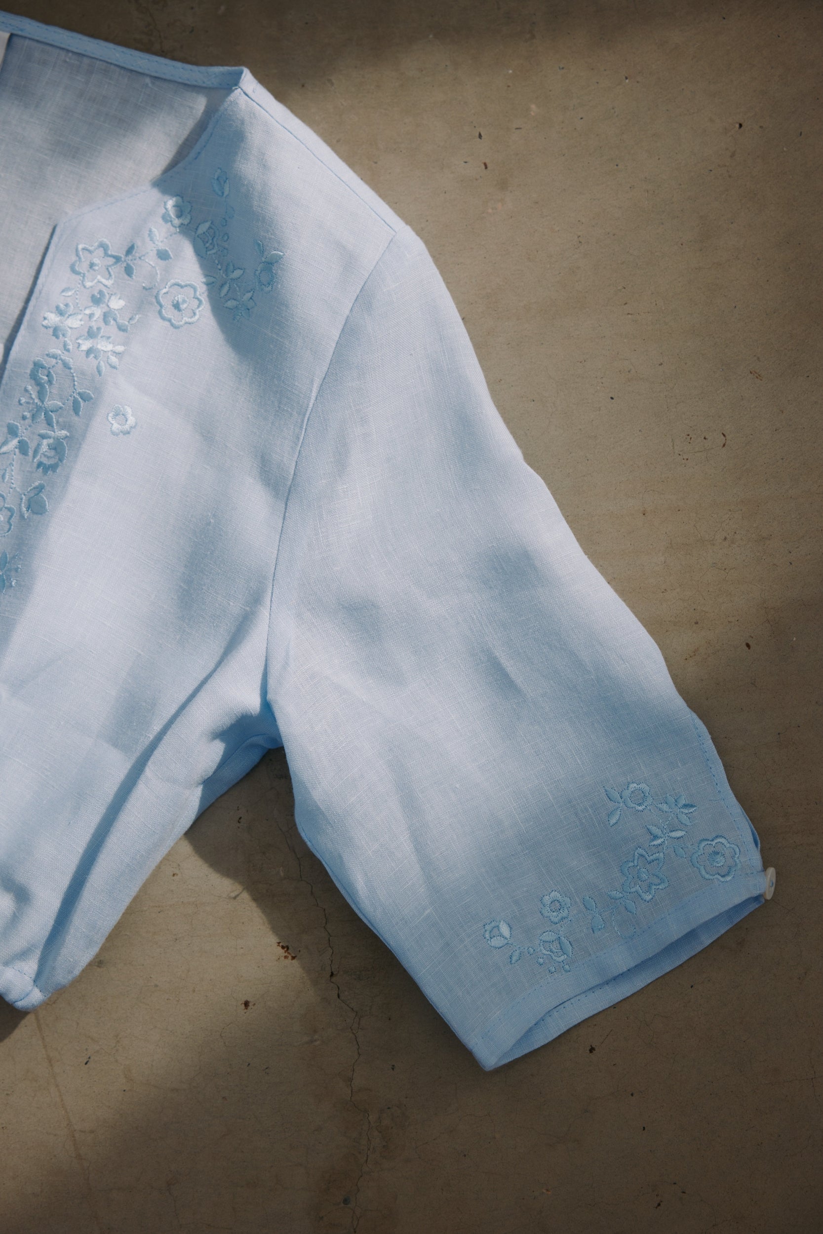Dirndlbluse Tabea hellblau Bild 4