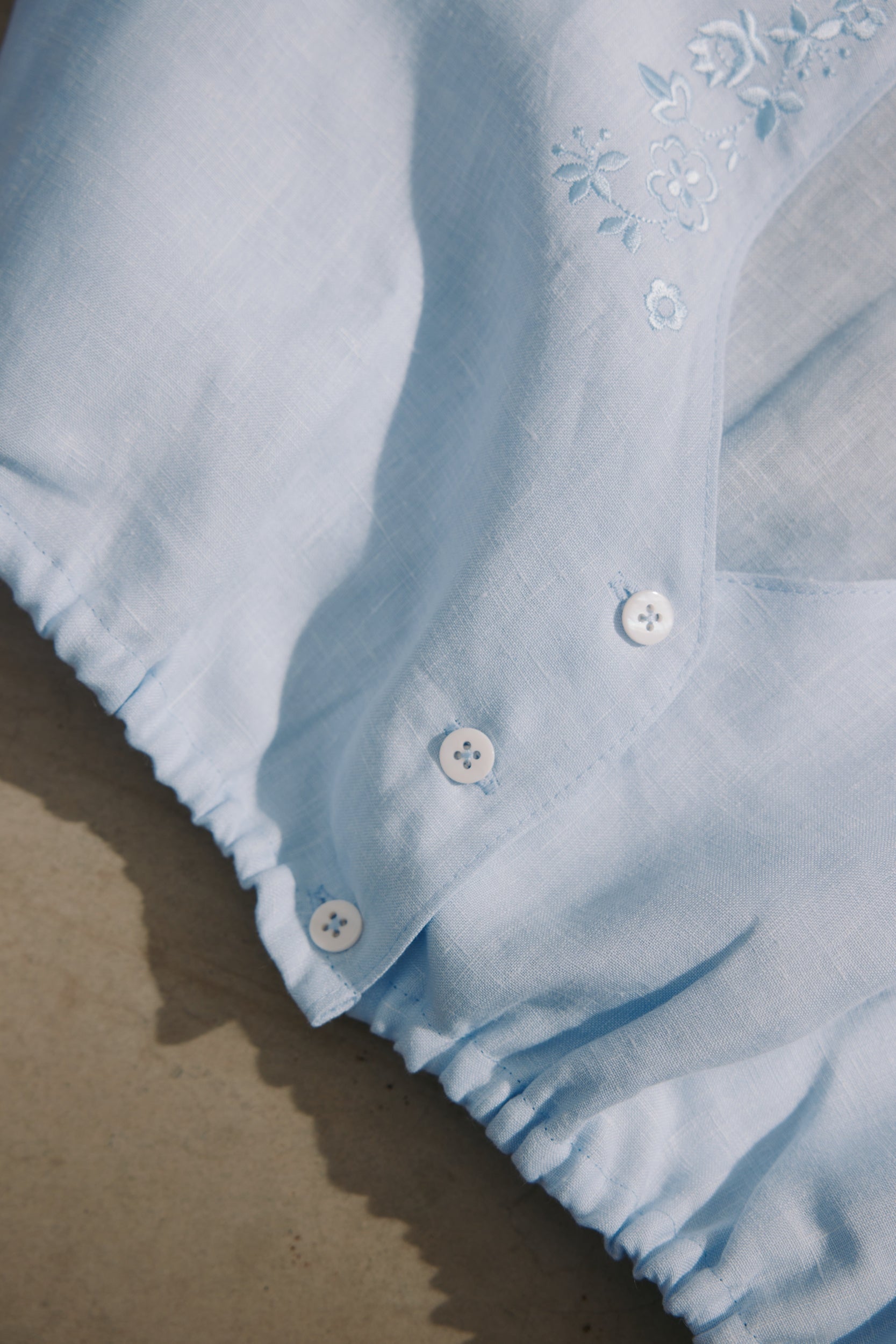 Dirndlbluse Tabea hellblau Bild 6