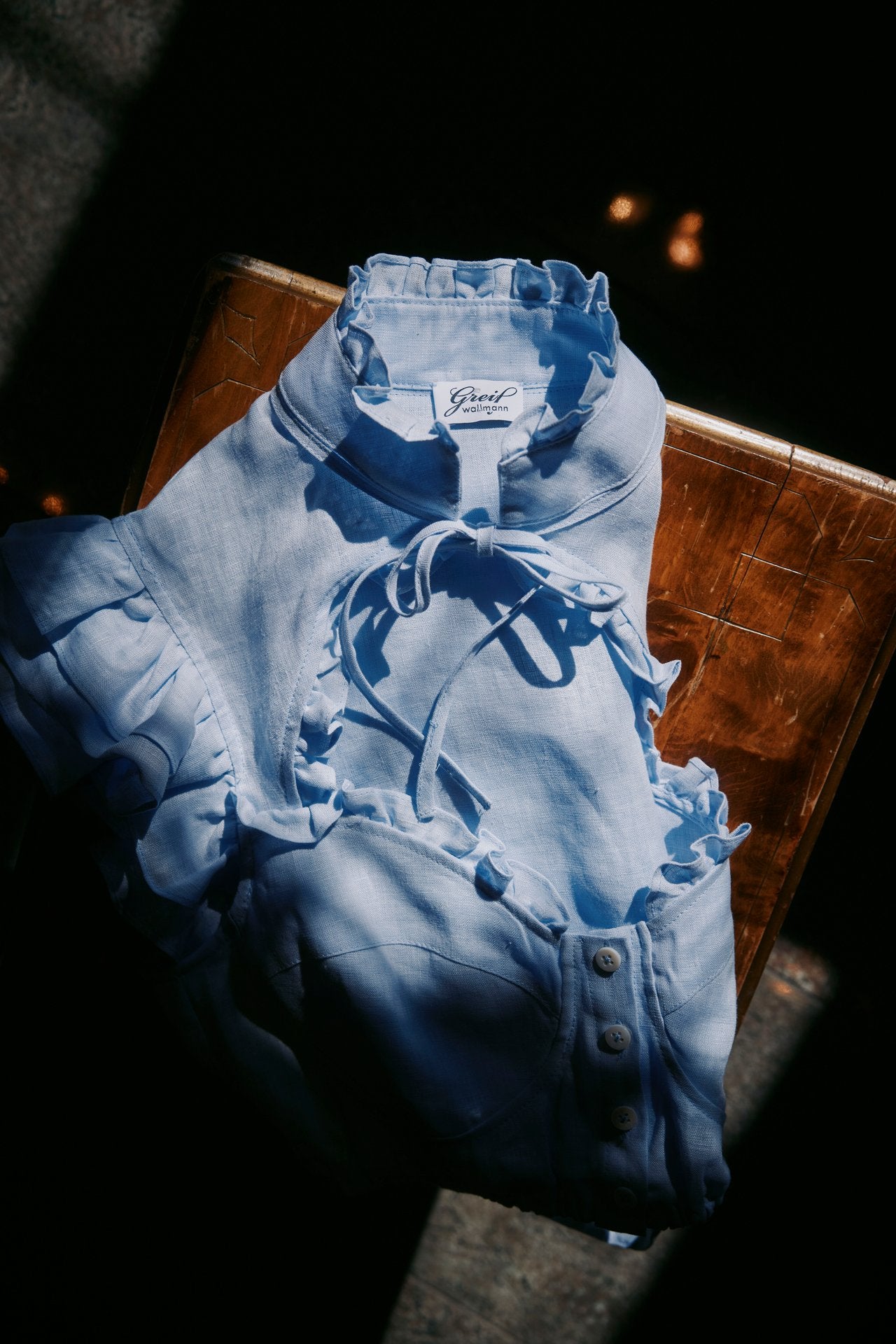 Dirndlbluse Tara hellblau Leinen Bild 1