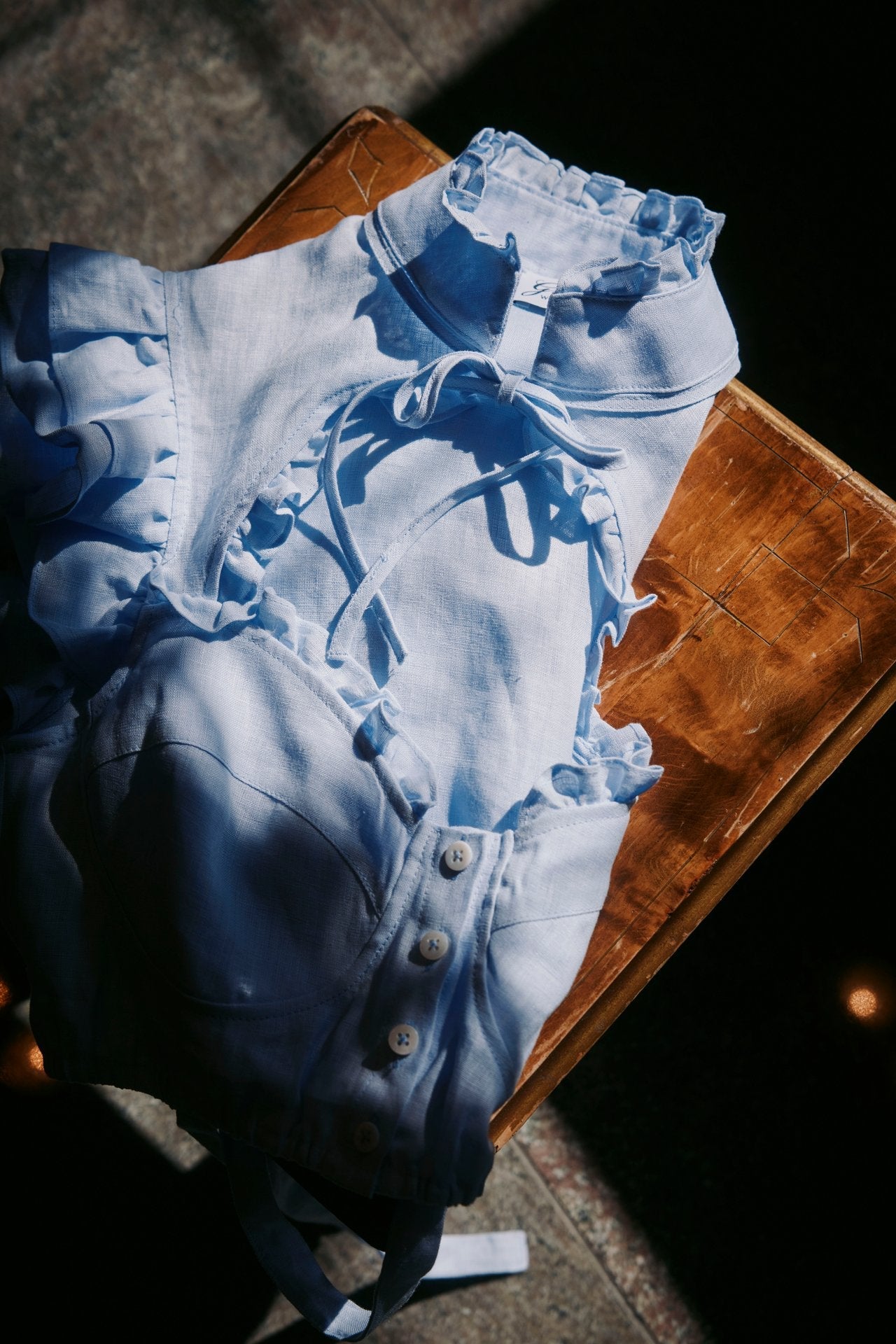 Dirndlbluse Tara hellblau Leinen Bild 2