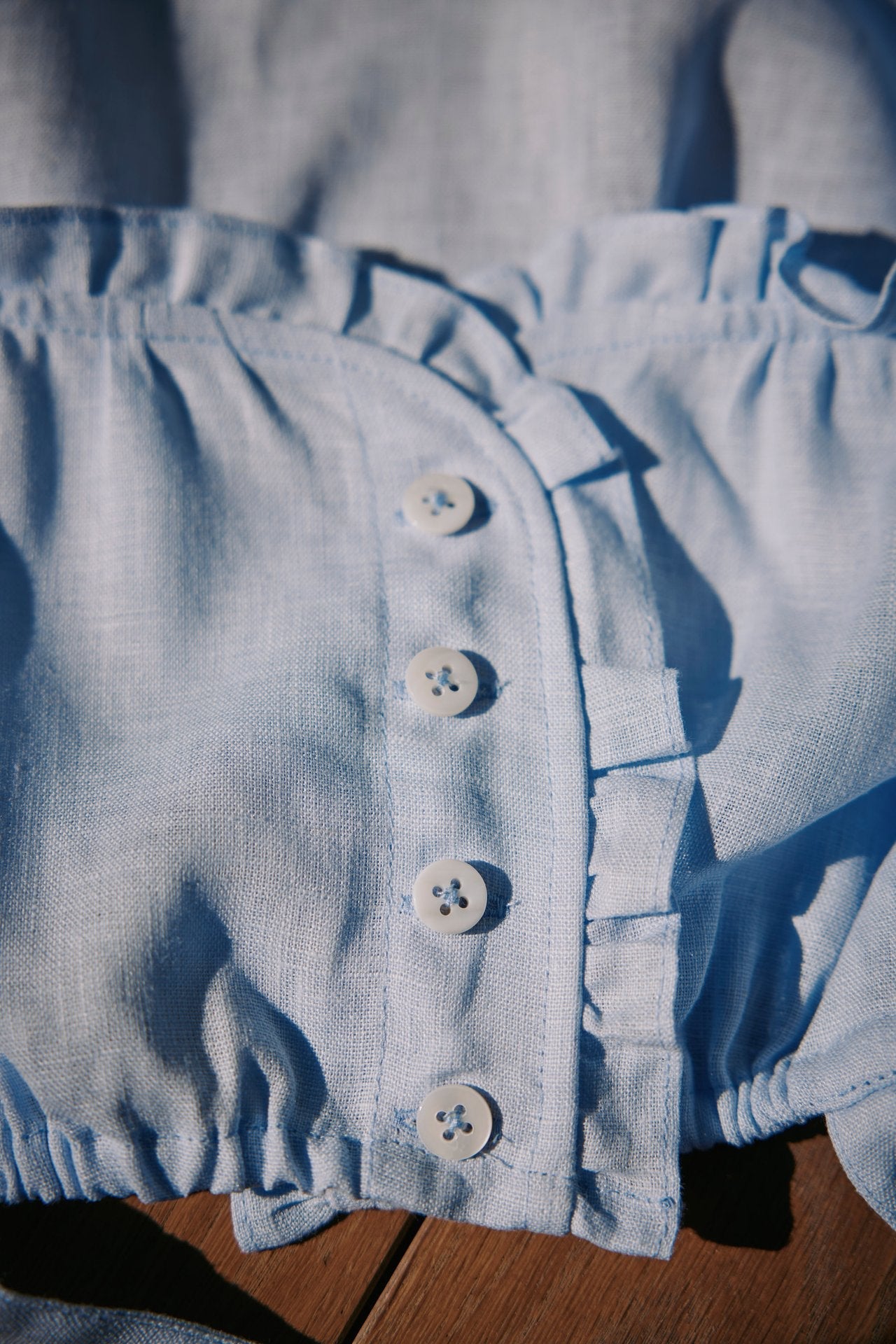 Dirndlbluse Tilda hellblau Leinen Bild 5