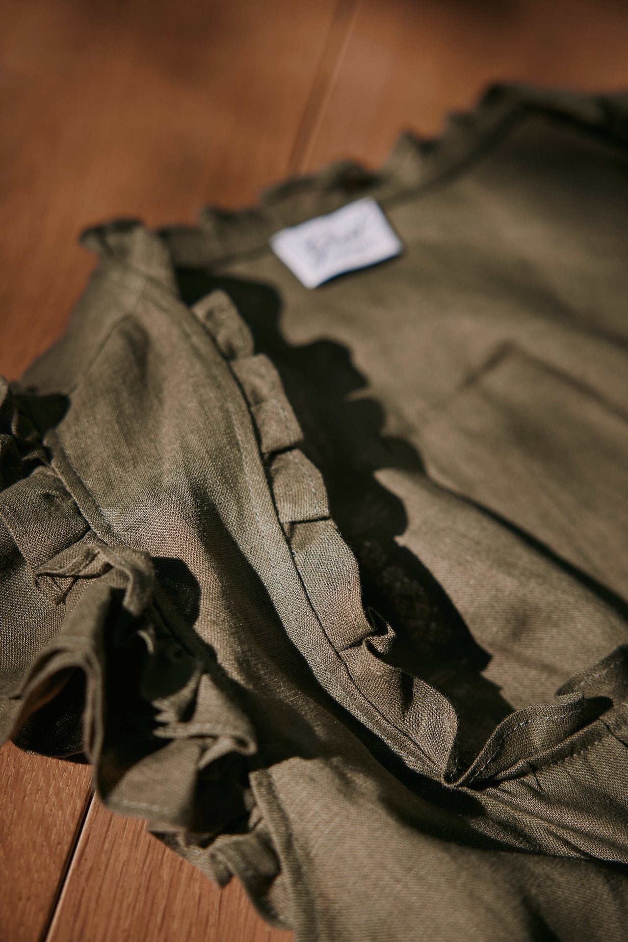 Dirndlbluse Tilda olive Leinen Bild 4