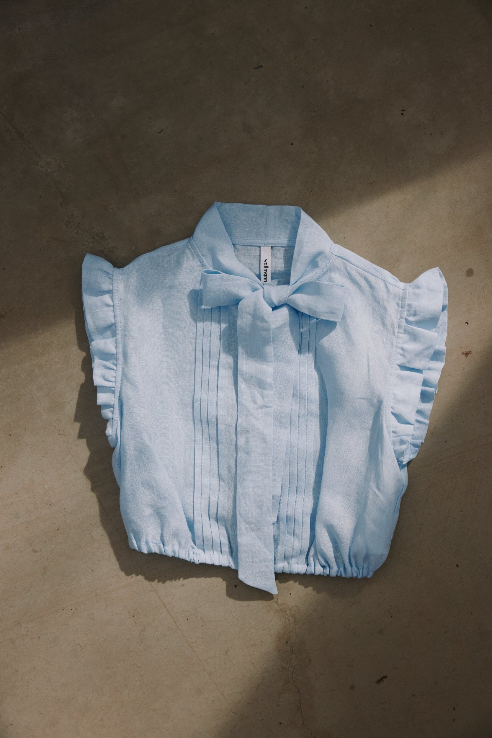 Dirndlbluse Tini hellblau Leinen Bild 1