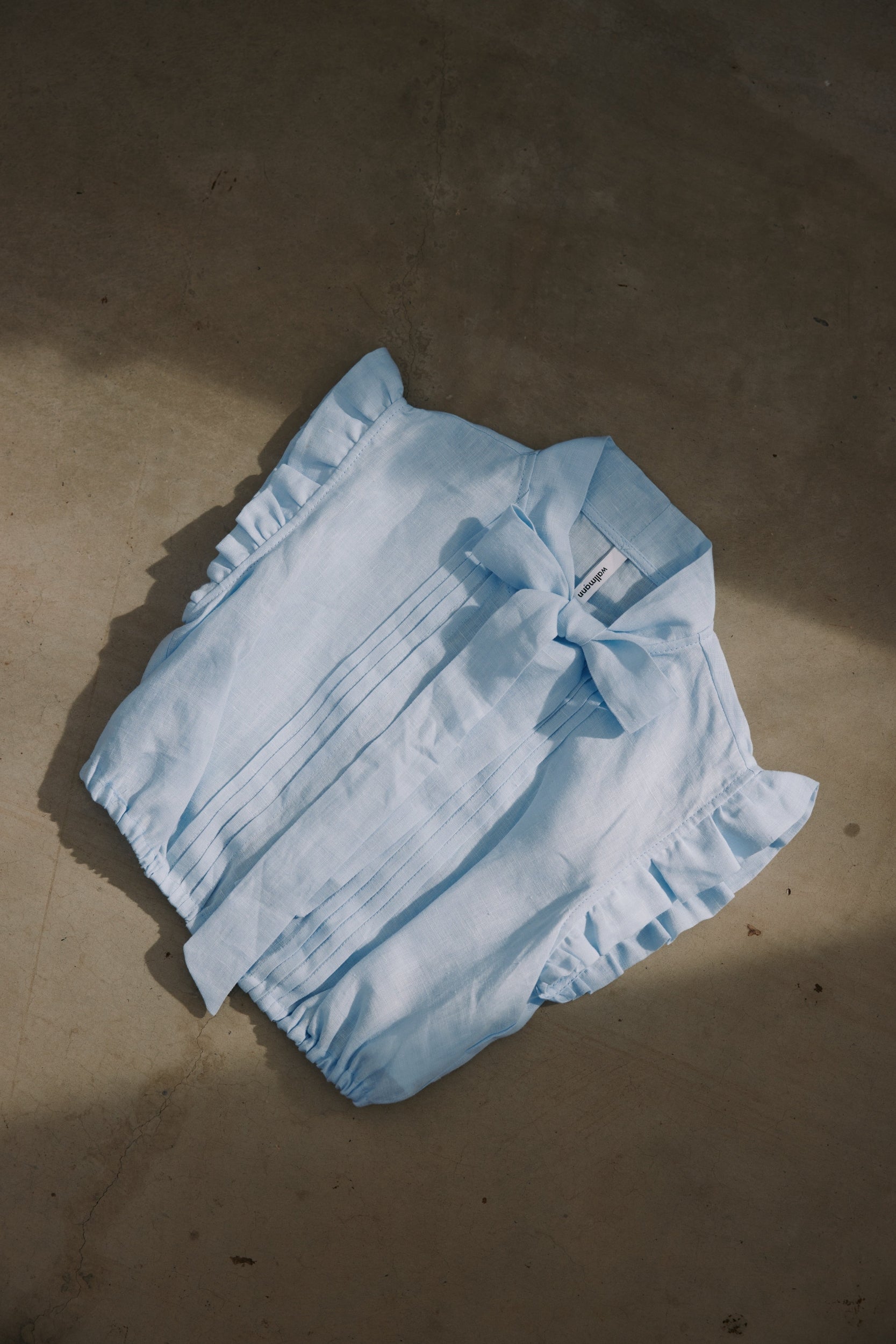 Dirndlbluse Tini hellblau Leinen Bild 2