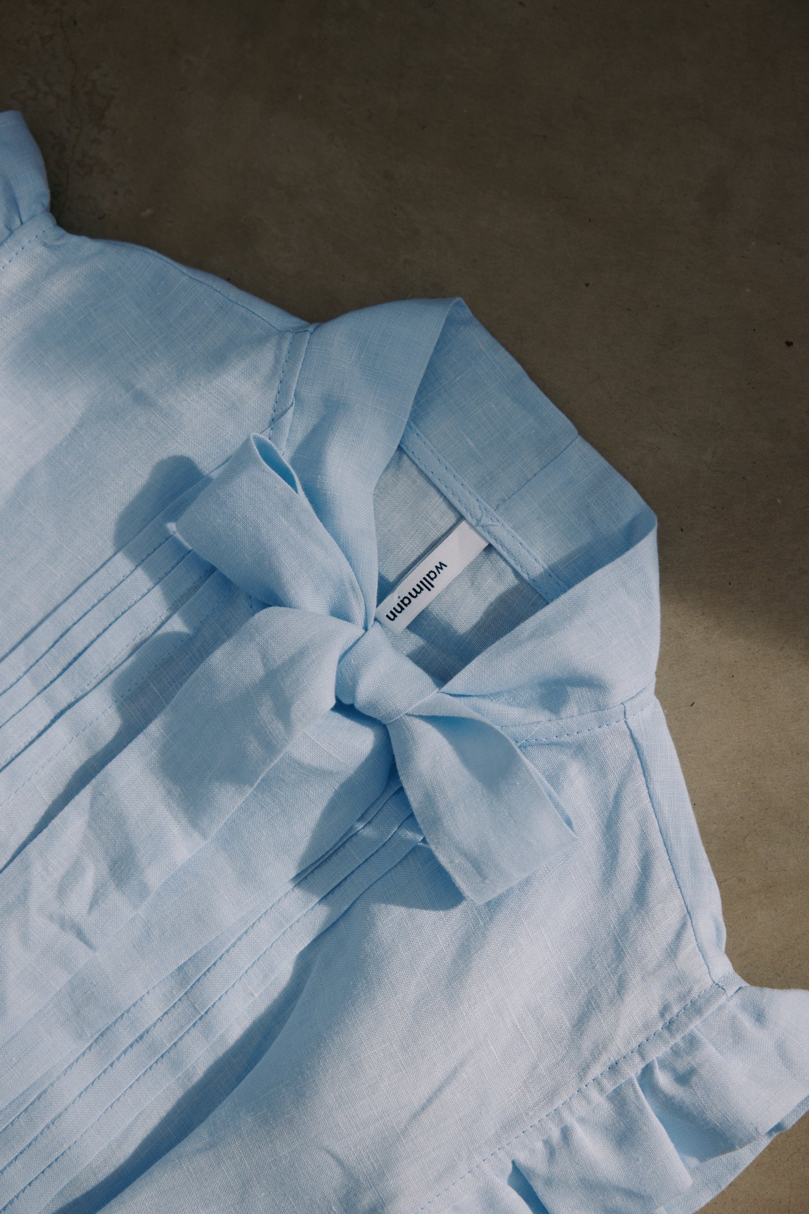 Dirndlbluse Tini hellblau Leinen Bild 3