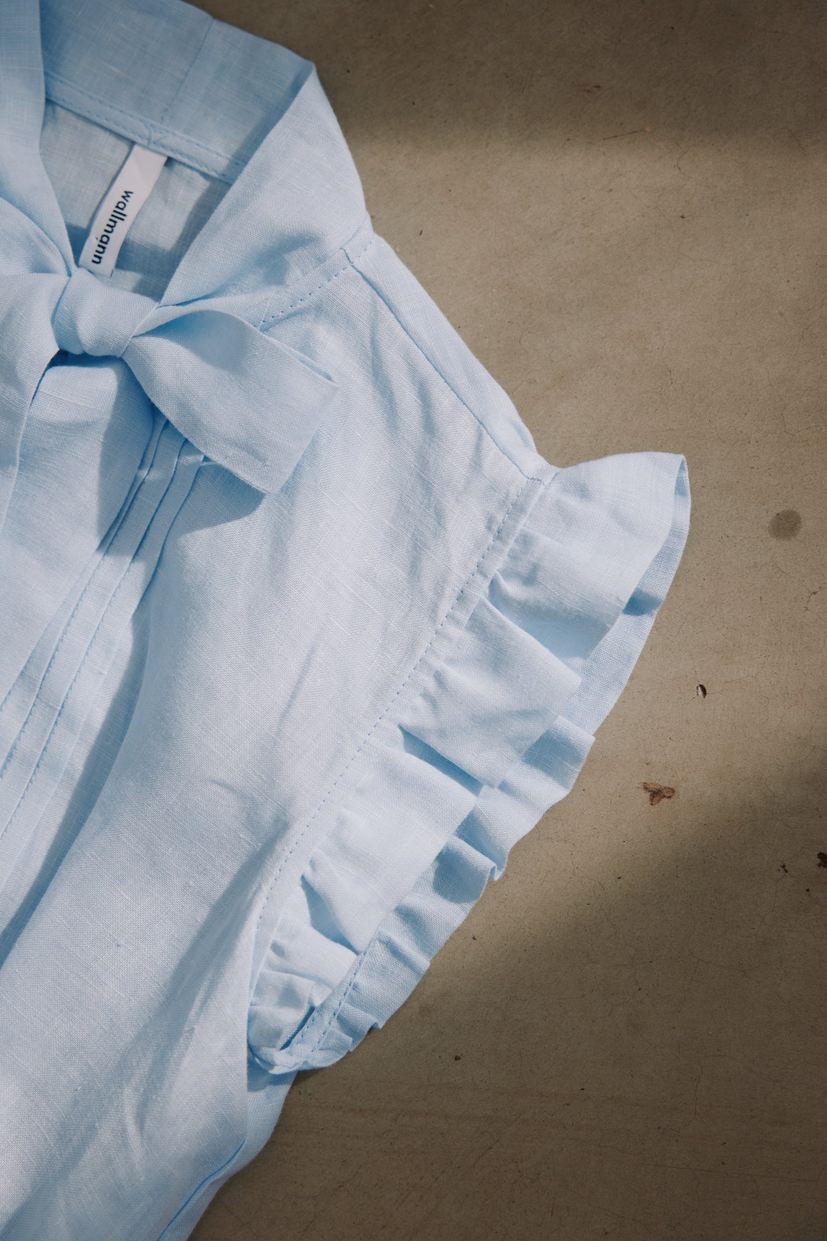 Dirndlbluse Tini hellblau Leinen Bild 4