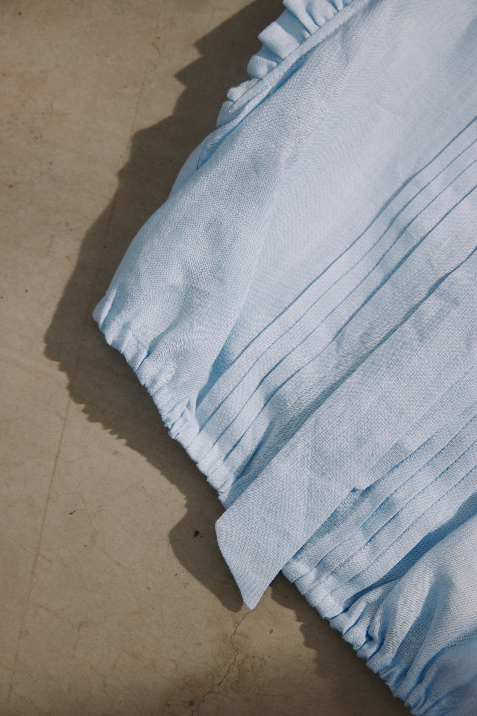 Dirndlbluse Tini hellblau Leinen Bild 5