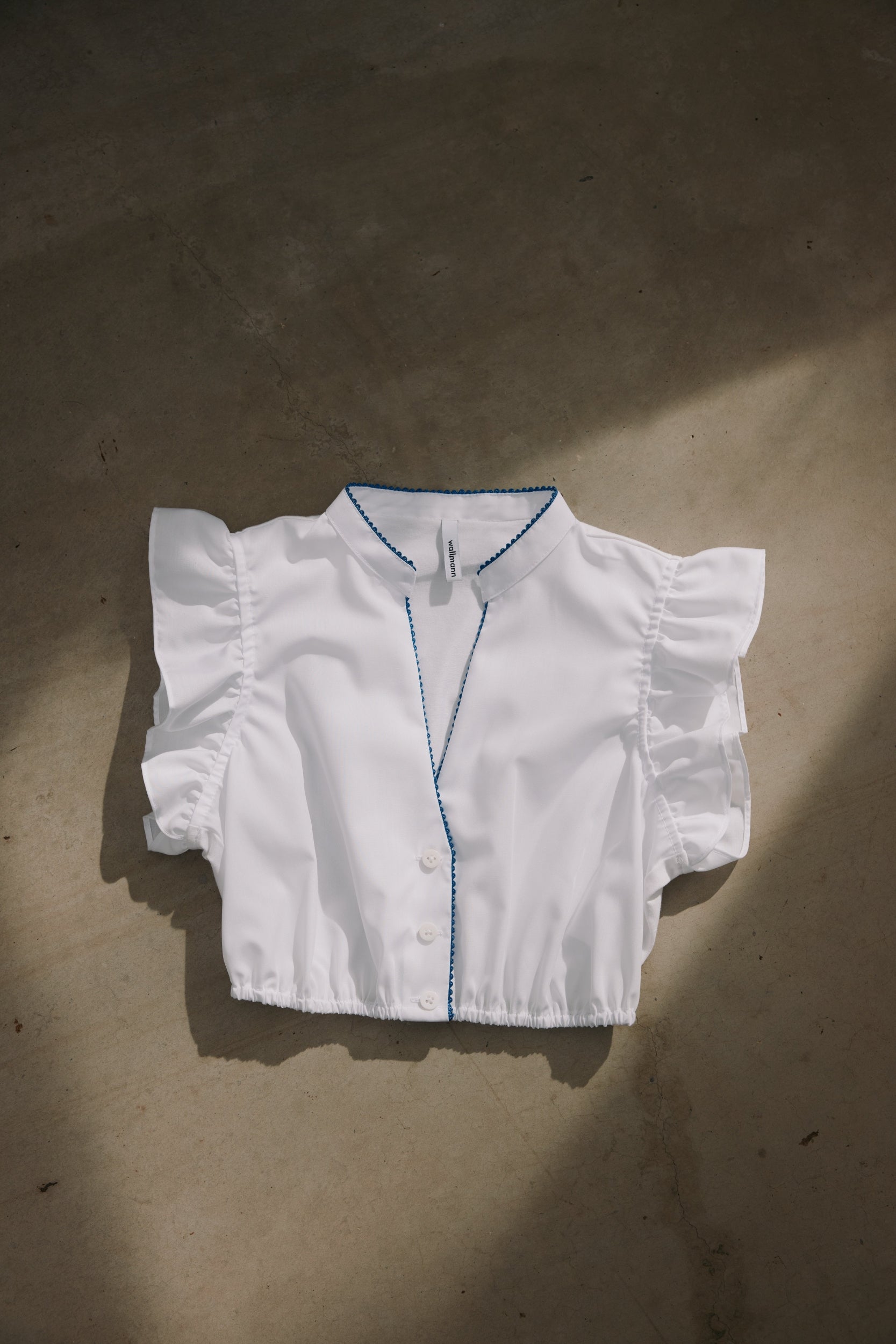 Dirndlbluse Trixi weiß mit blauem Paspoil Bild 1