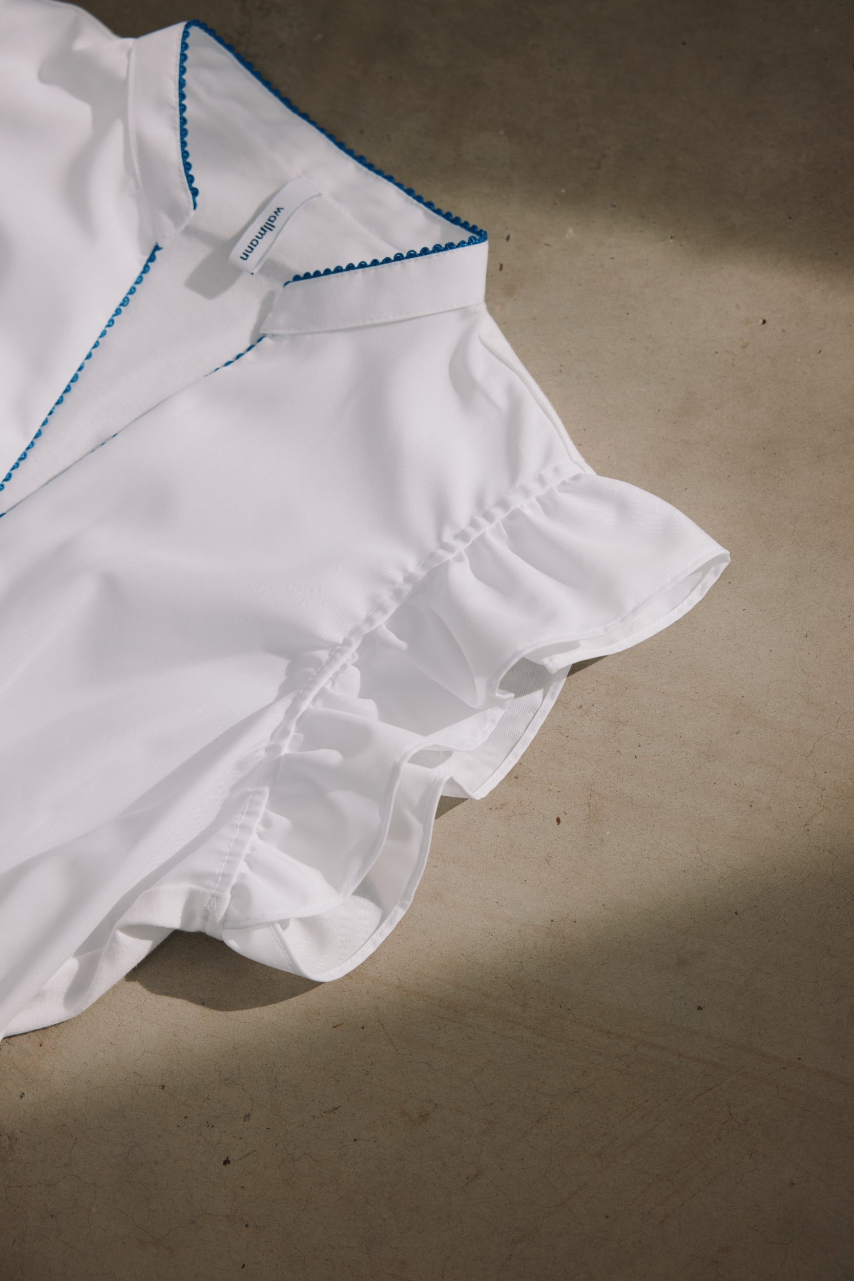 Dirndlbluse Trixi weiß mit blauem Paspoil Bild 3