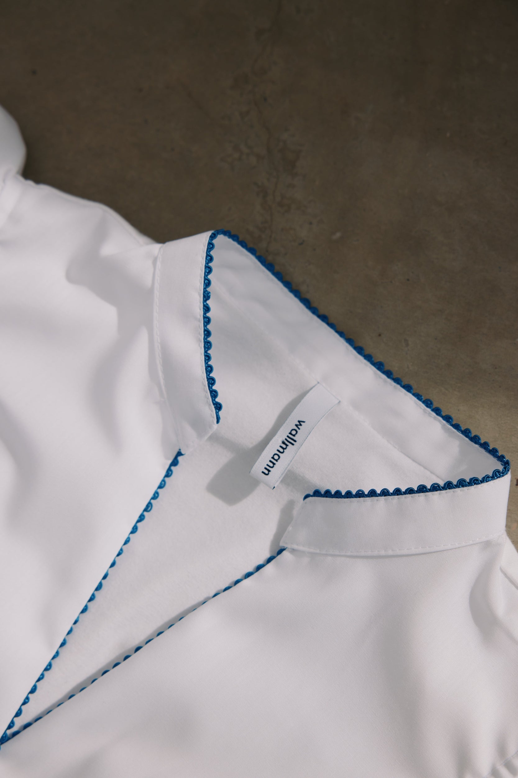 Dirndlbluse Trixi weiß mit blauem Paspoil Bild 5