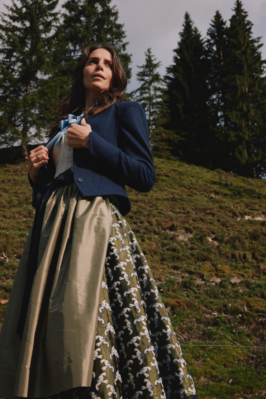 Rock Modell Spitzingsee mit Seidenschürze grün/blau(Vogel-Motiv)