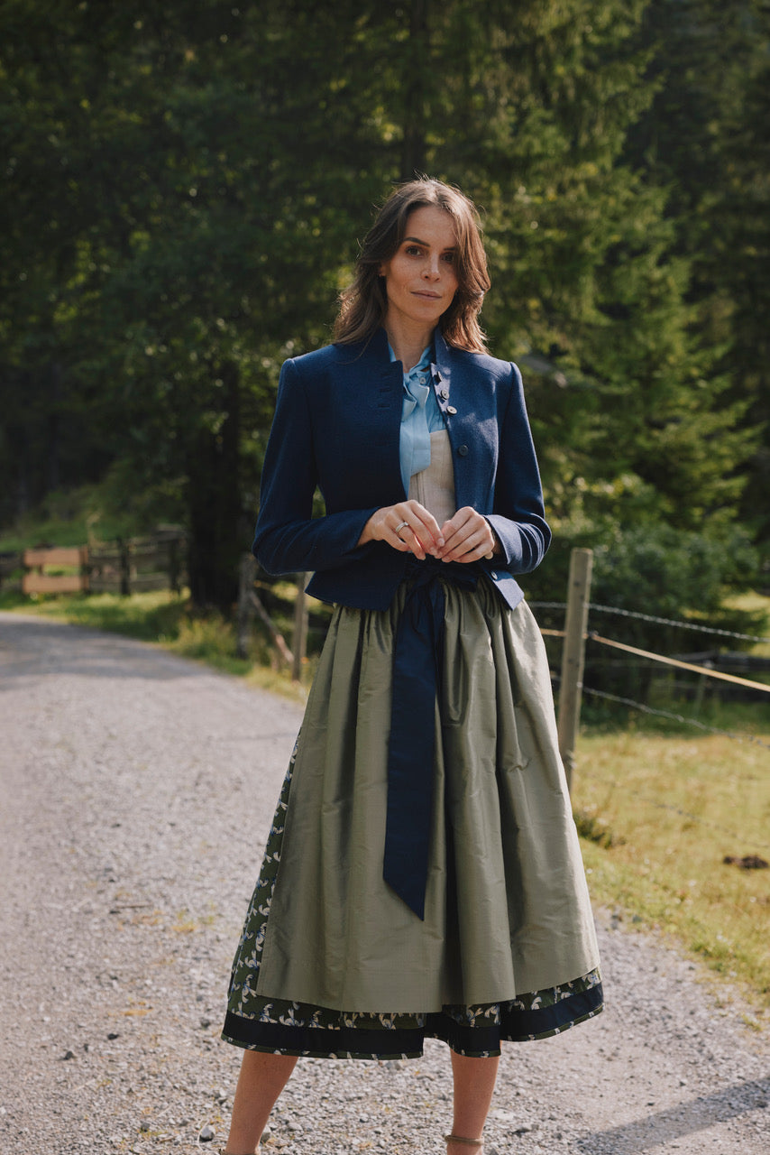 Rock Modell Spitzingsee mit Seidenschürze grün/blau(Vogel-Motiv)