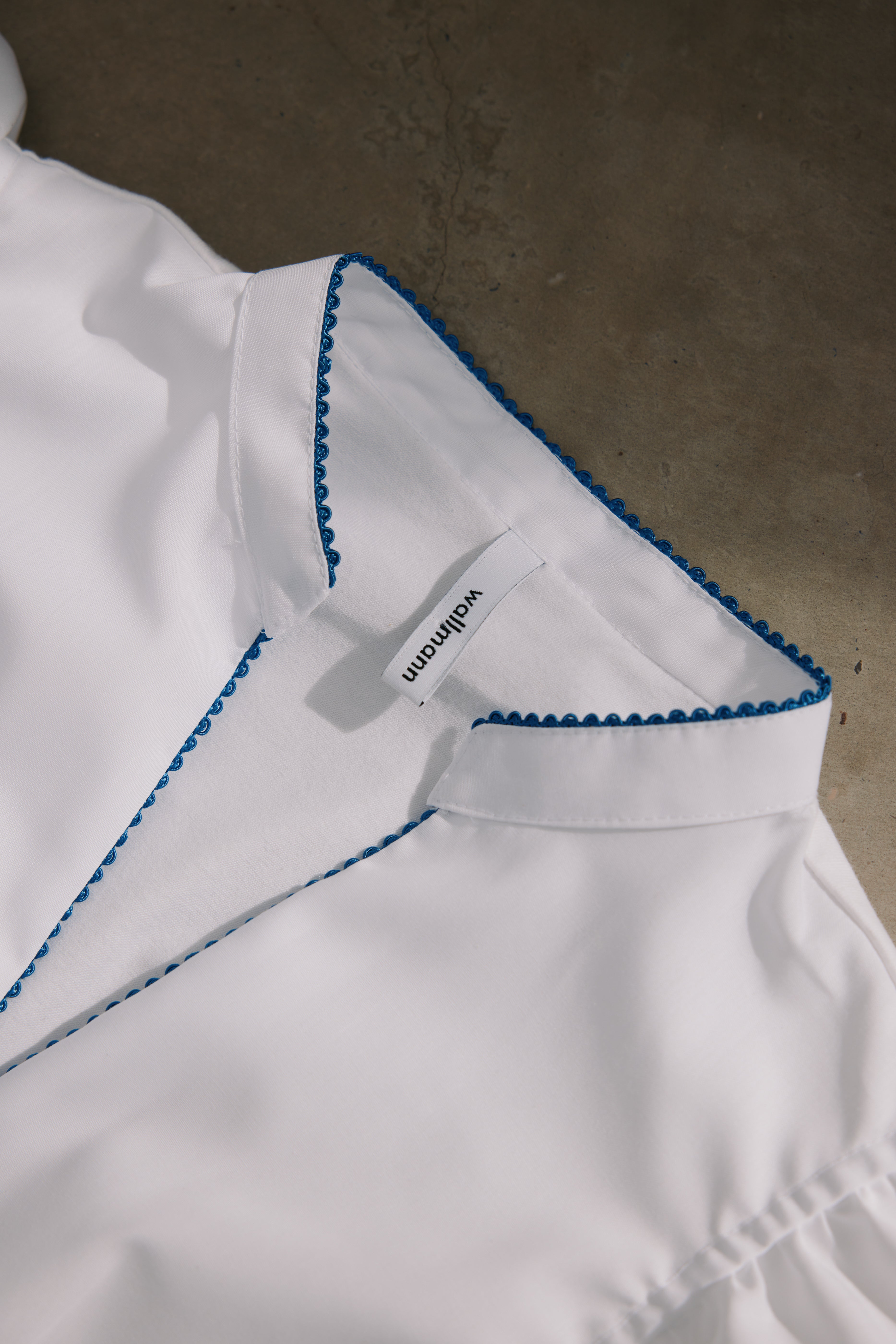 Dirndlbluse Trixi, weiß mit blauem Paspoil (Kopie)