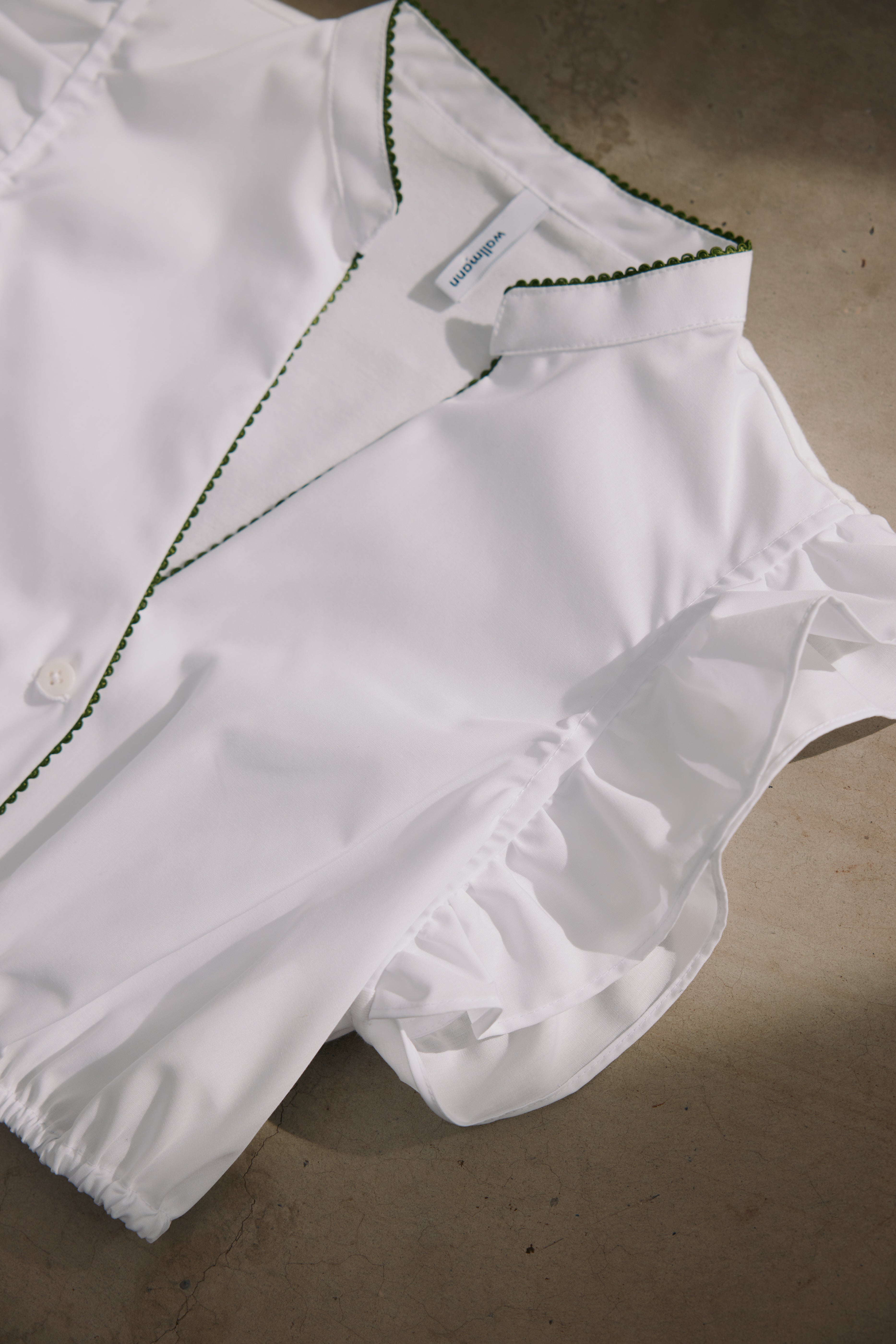 Dirndlbluse Trixi, weiß mit grünem Paspoil