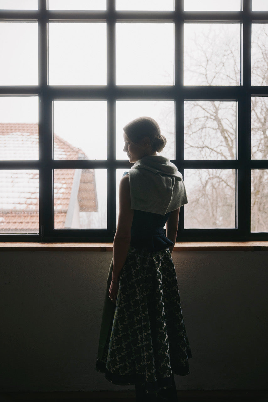 Rock Modell Spitzingsee mit Seidenschürze grün/blau(Vogel-Motiv)