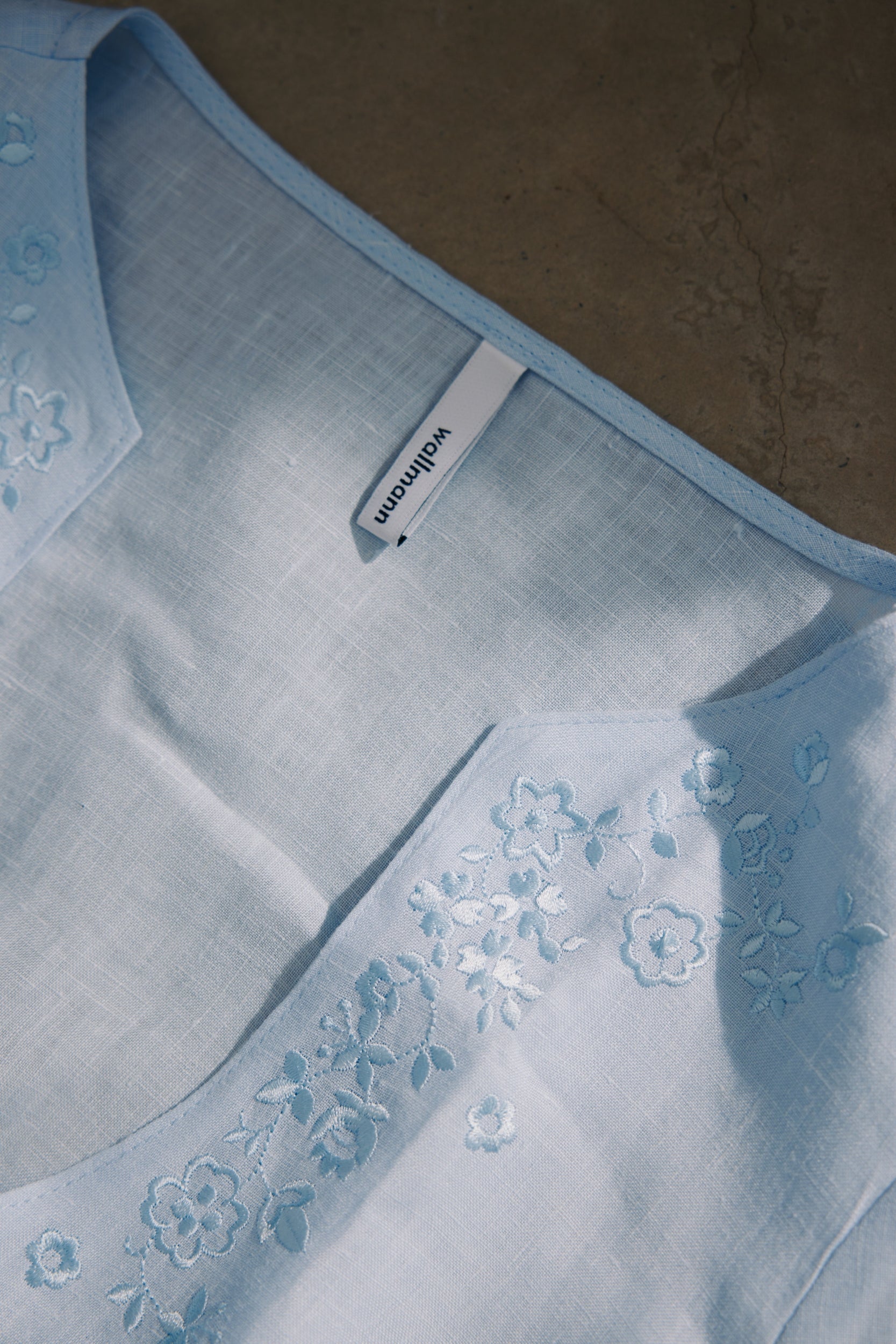Dirndlbluse Tabea hellblau  Bild 5