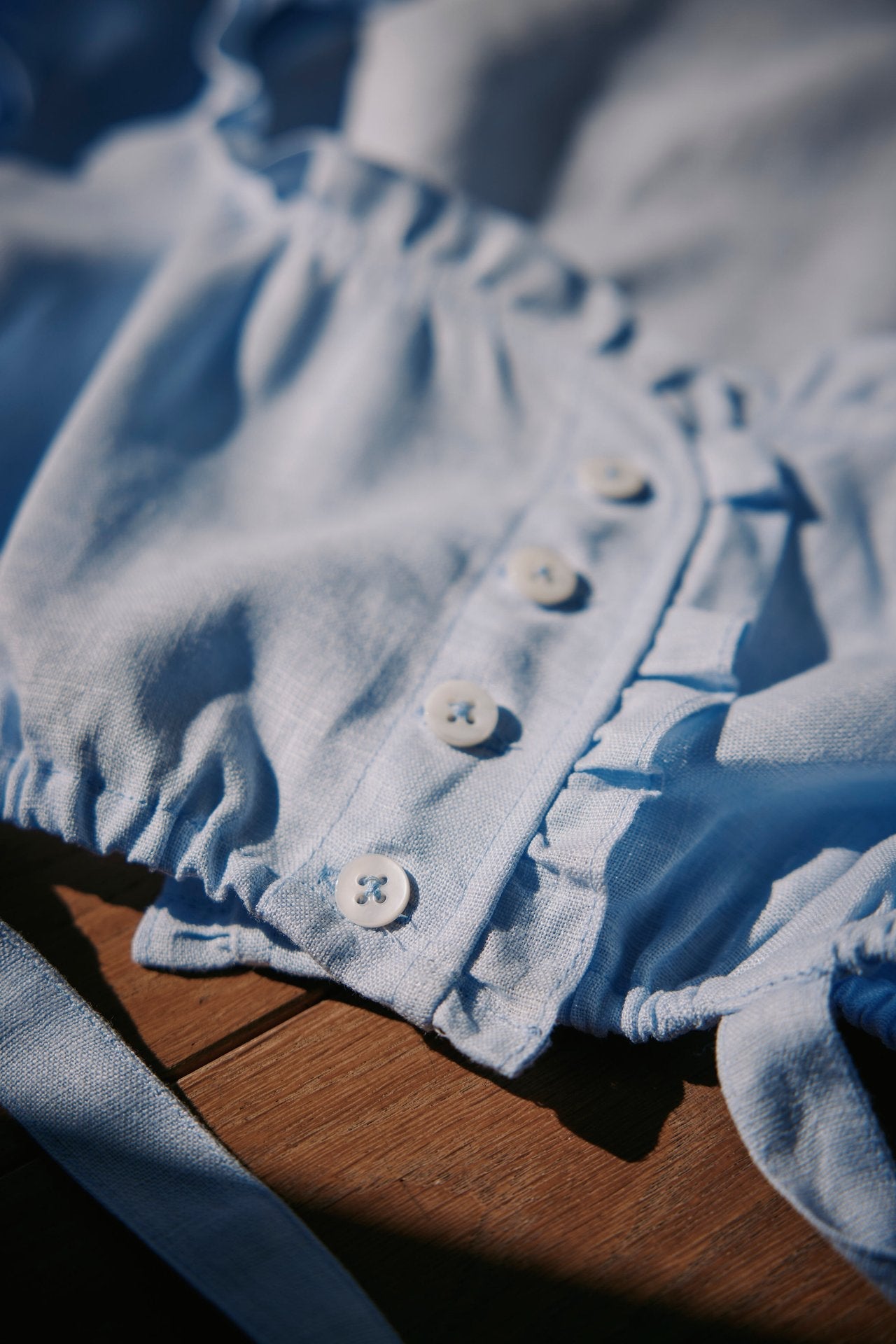 Dirndlbluse Tilda hellblau Leinen  Bild 7