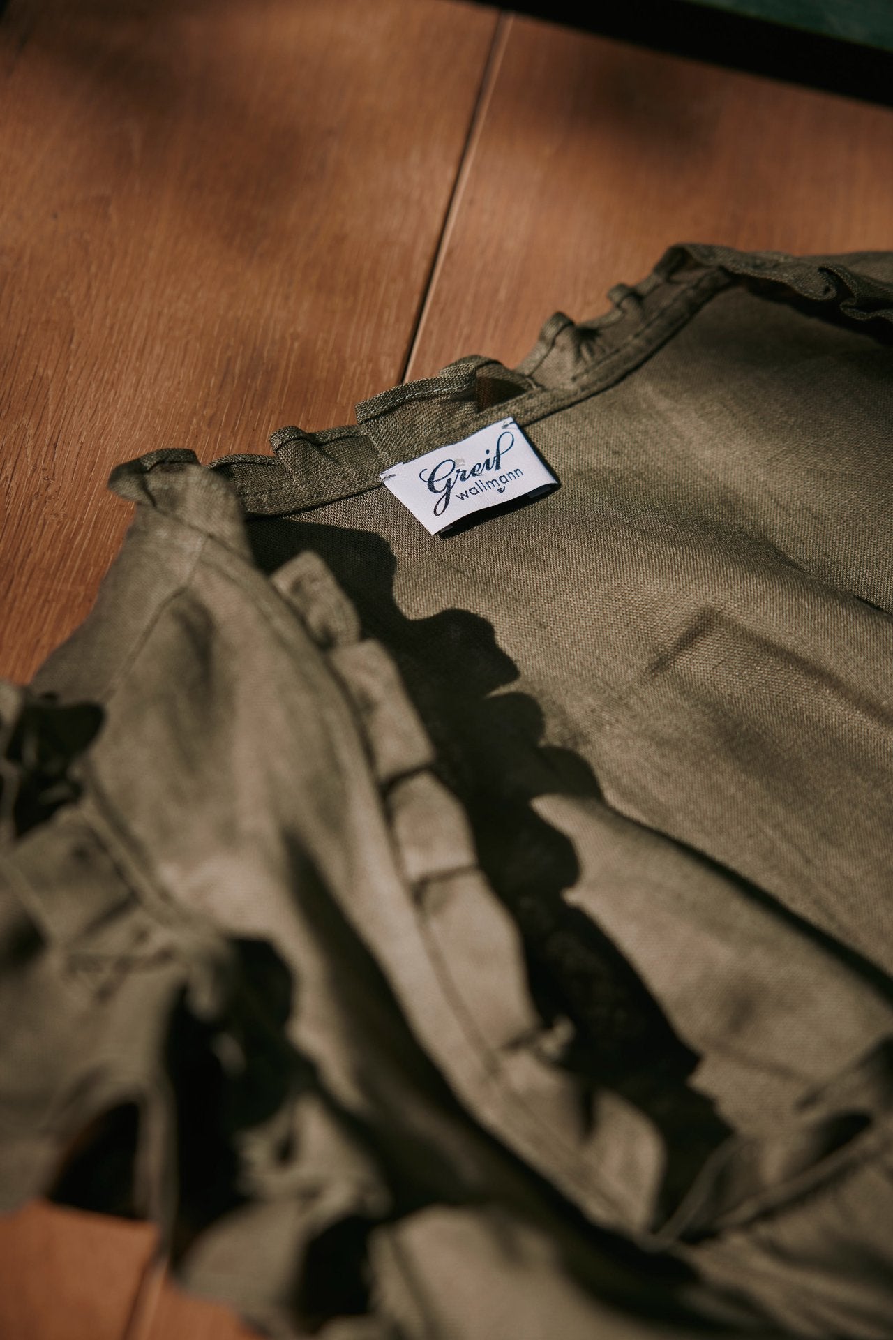 Dirndlbluse Tilda olive Leinen  Bild 3