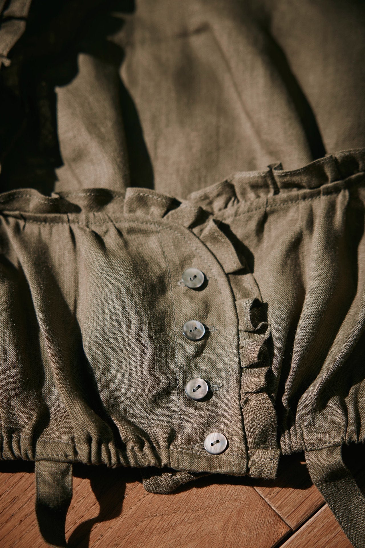Dirndlbluse Tilda olive Leinen  Bild 5