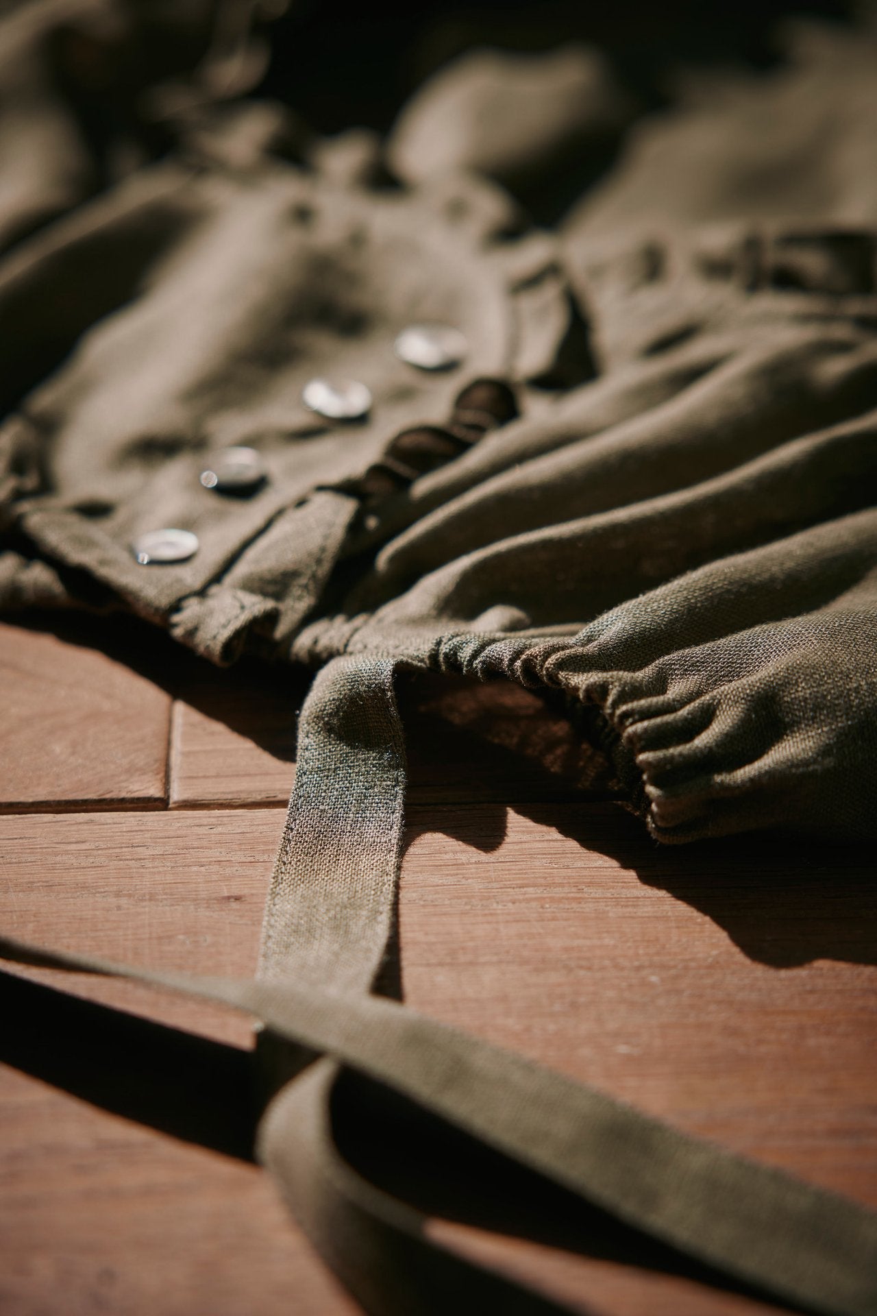 Dirndlbluse Tilda olive Leinen  Bild 6