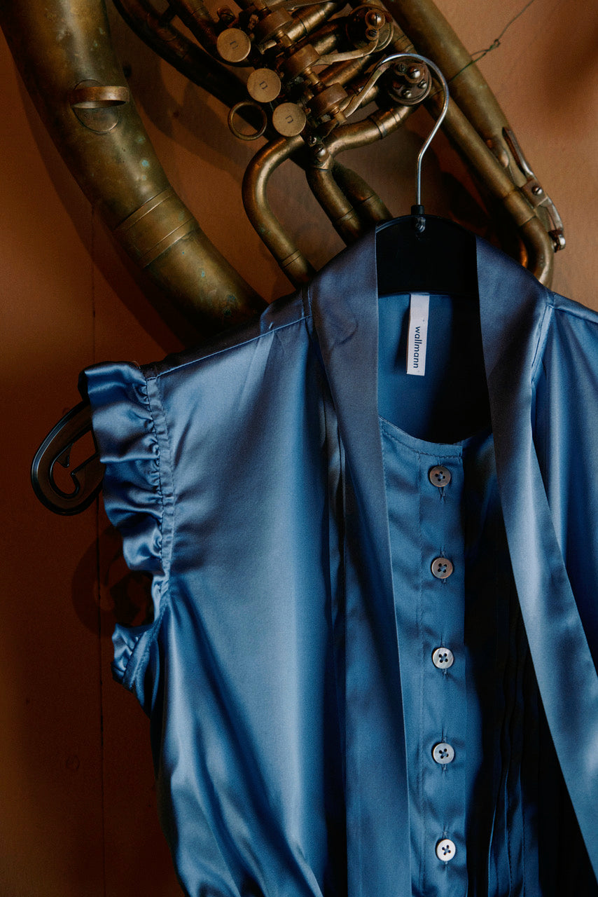 Dirndlbluse Tini azurblau Seide  Bild 4
