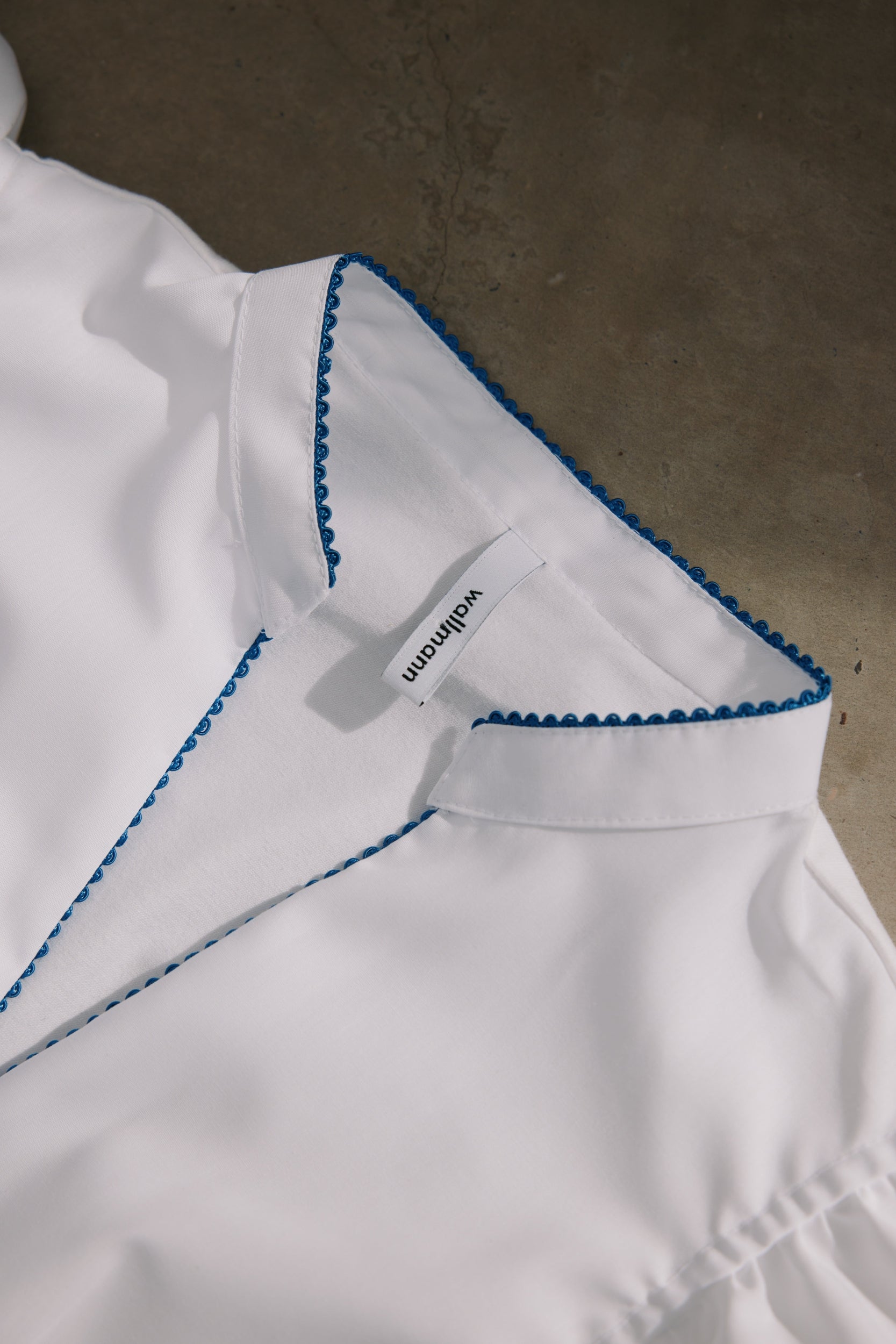 Dirndlbluse Trixi weiß mit blauem Paspoil  Bild 6